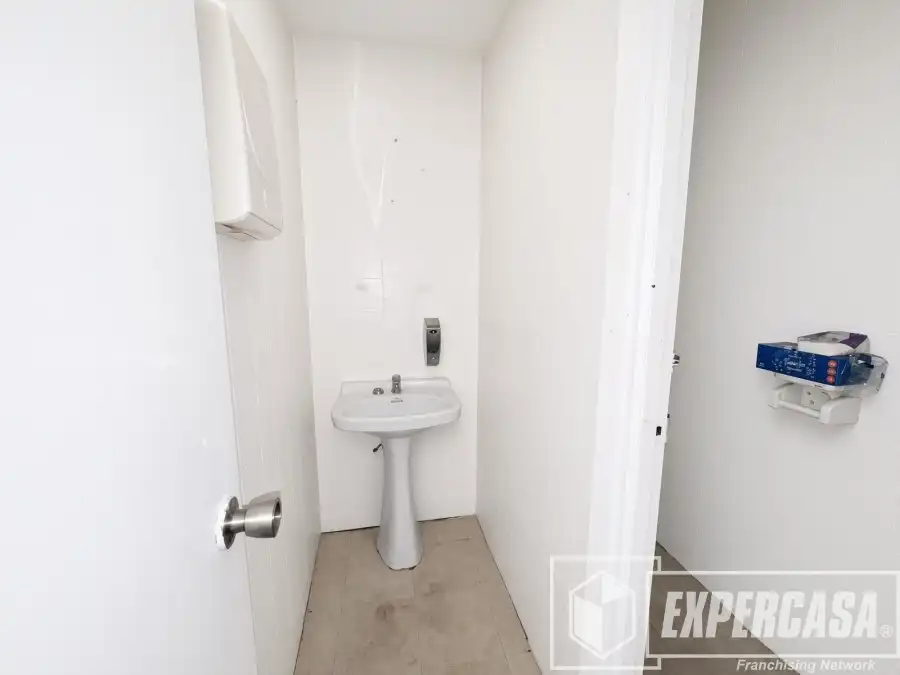 Bathroom of Garage for rent in Valencia