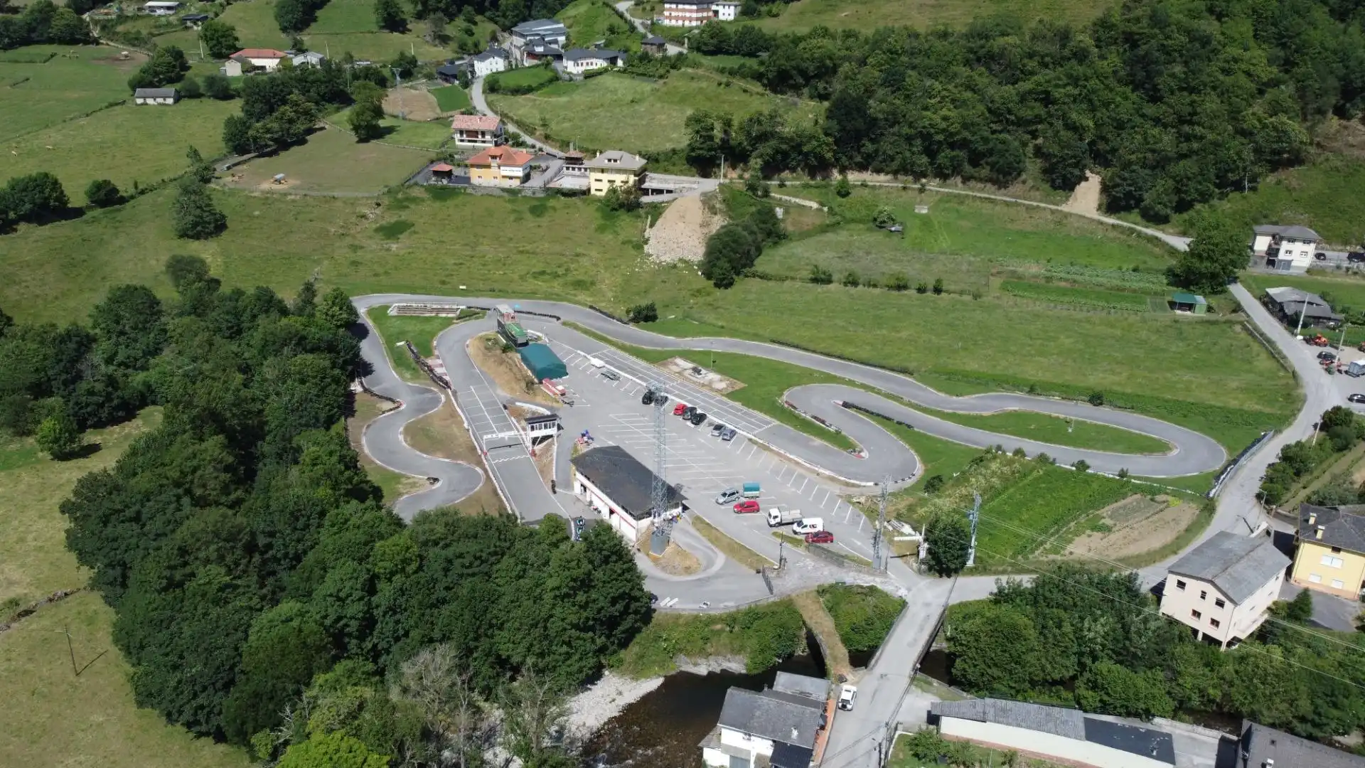 Vista exterior de Casa o chalet en venta en Cangas del Narcea con Jardín privado, Amueblado y Balcón