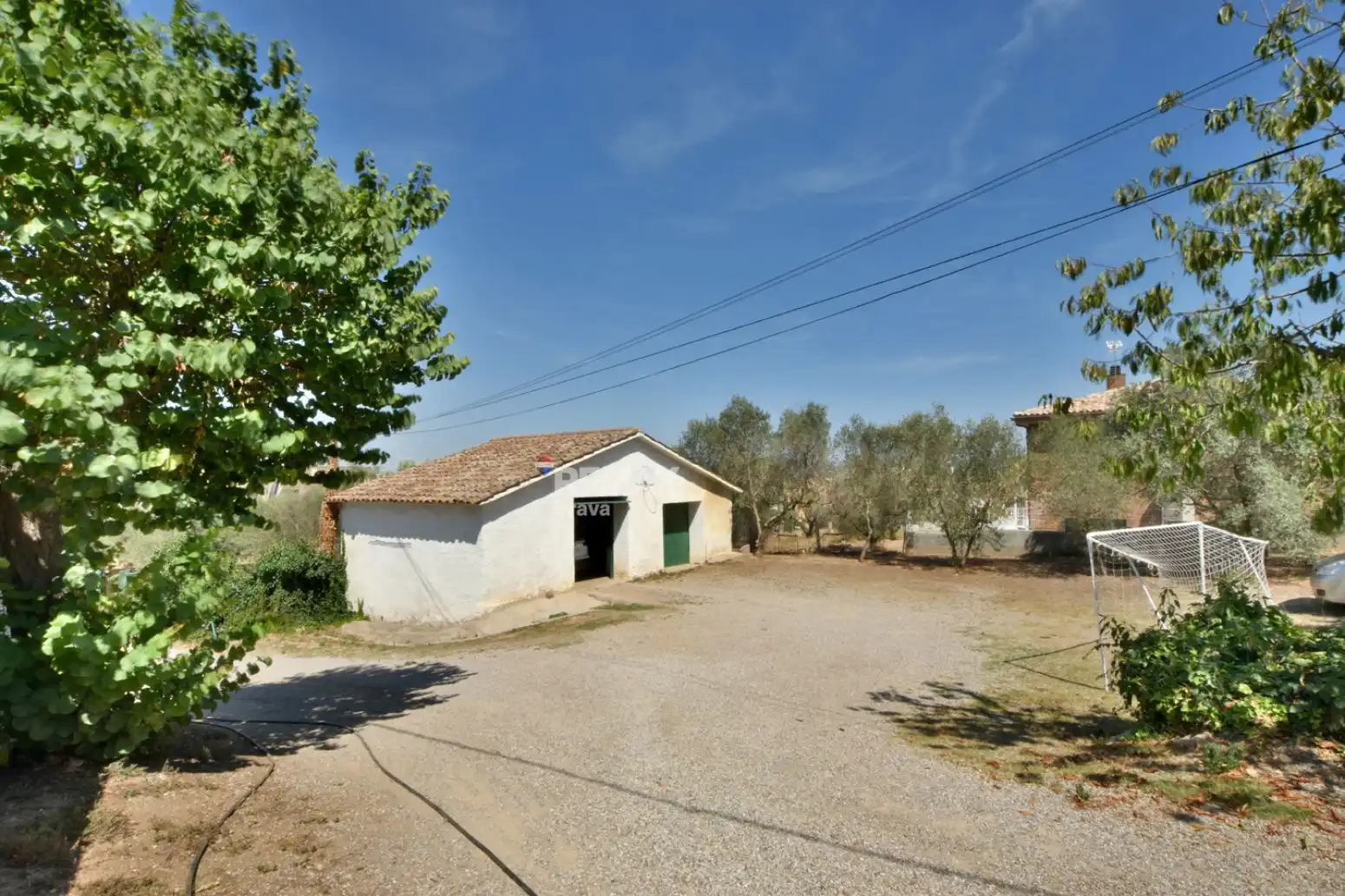 Vista exterior de Finca rústica en venda en Sant Andreu de la Barca amb Jardí privat