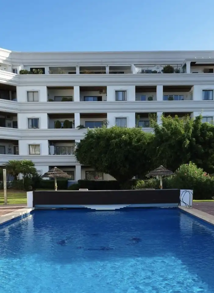 Außenansicht von Wohnung zur Miete in Marbella mit Klimaanlage, Heizung und Terrasse