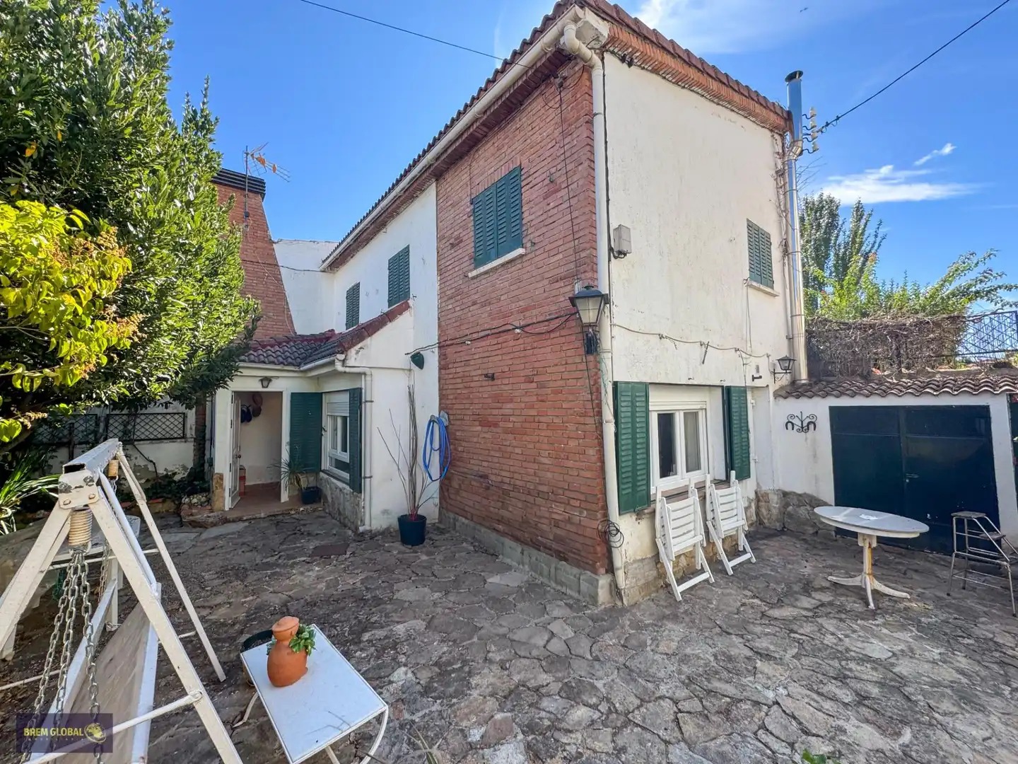 Vista exterior de Casa adosada en venda en Buitrago del Lozoya amb Jardí privat, Traster i Moblat