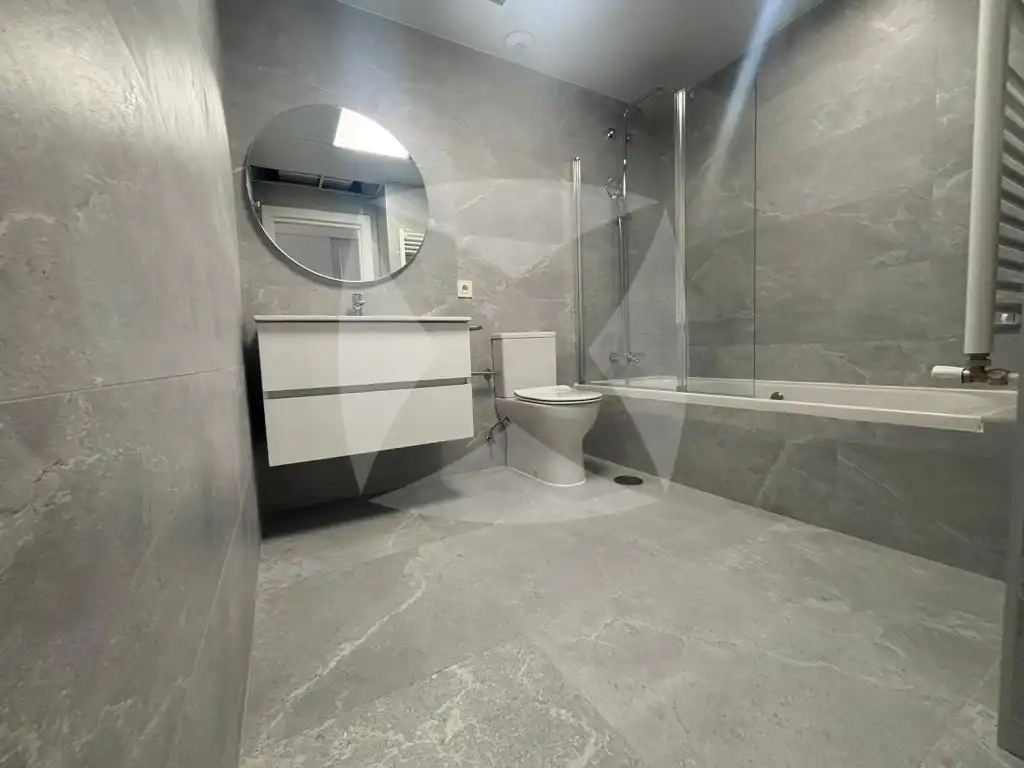 Badezimmer von Wohnung zur Miete in Badajoz mit Klimaanlage, Privatgarten und Terrasse
