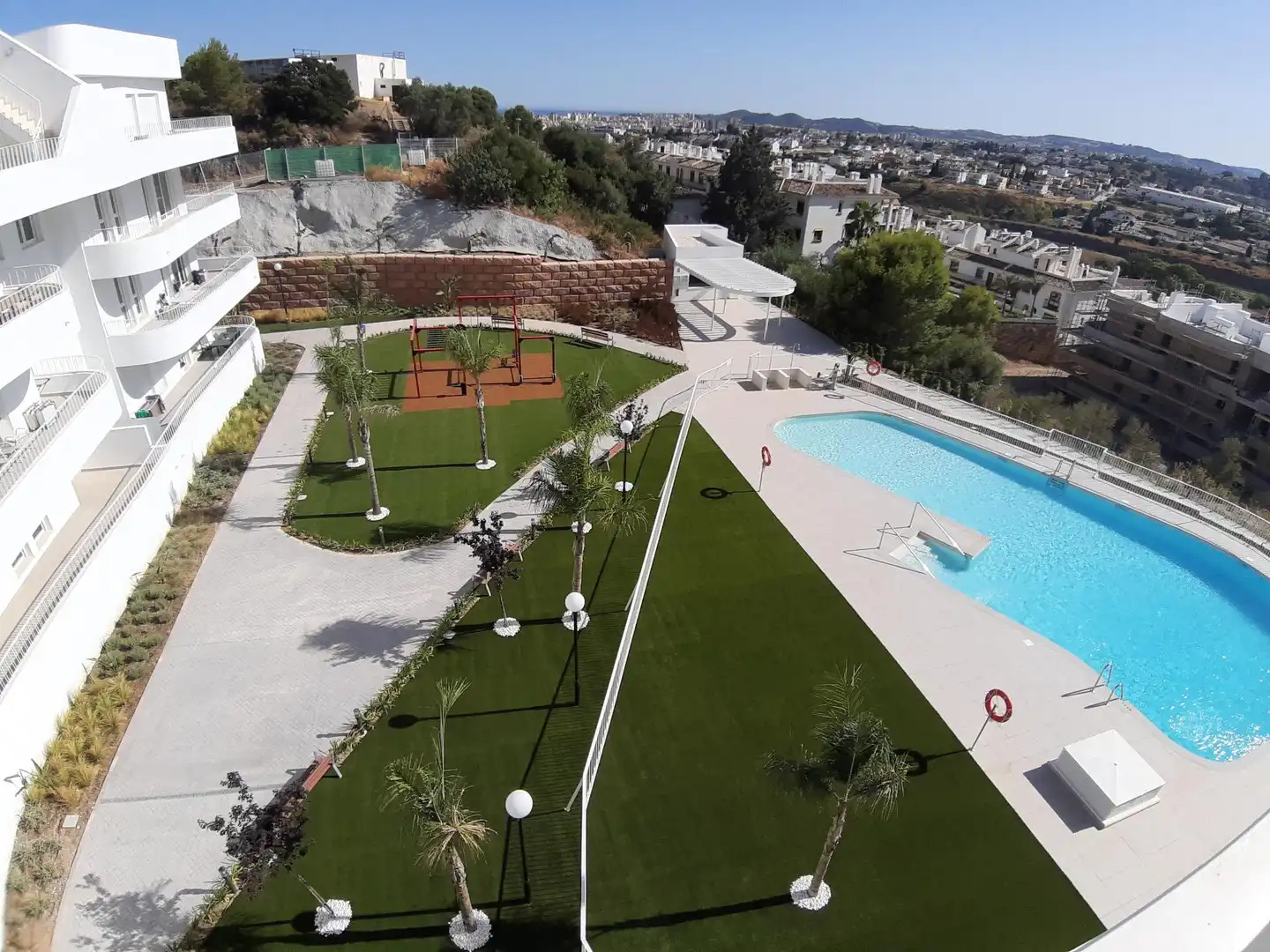 Piscina de Ático de alquiler en Fuengirola con Terraza, Trastero y Jacuzzi