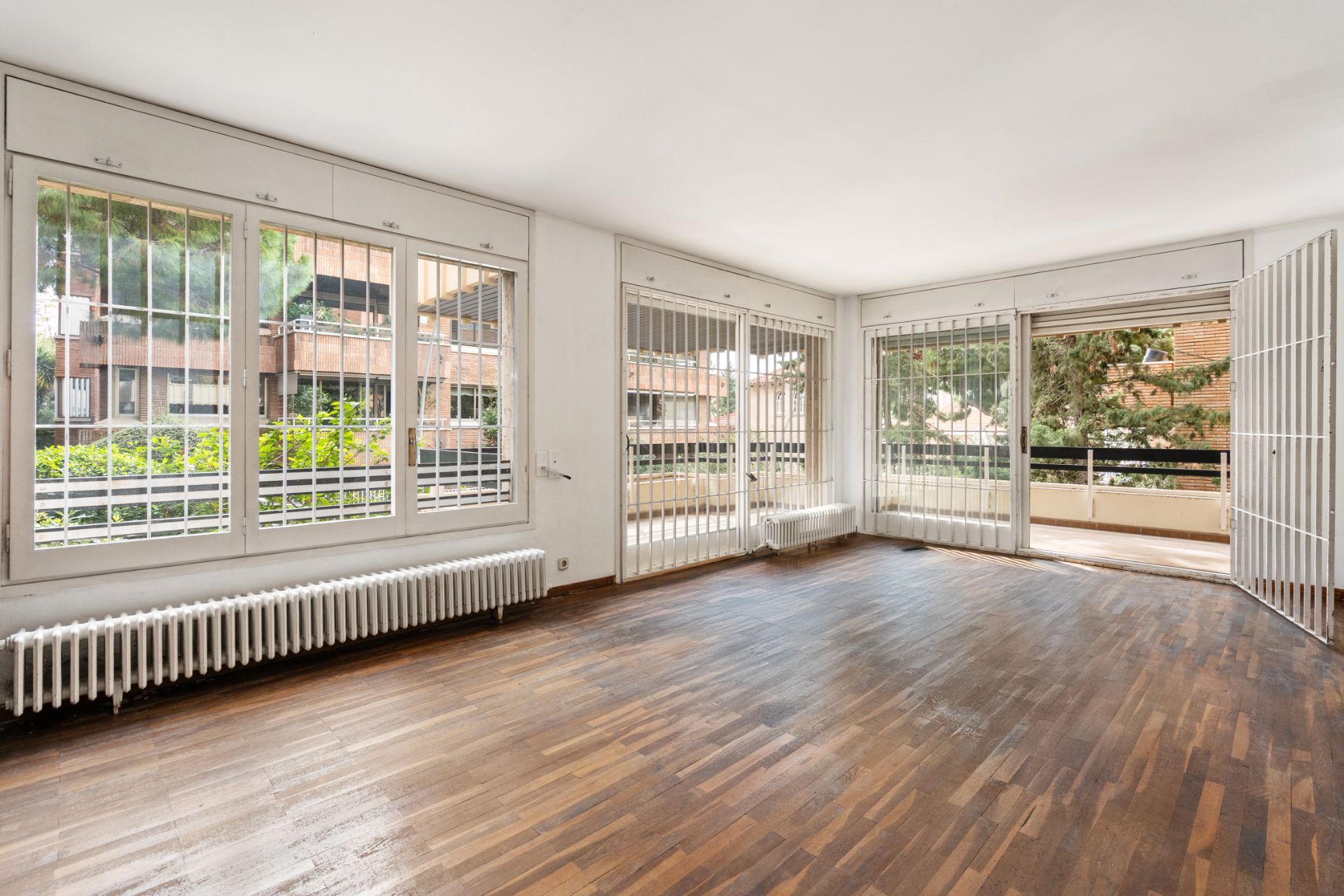 Sala d'estar de Pis en venda en  Barcelona Capital amb Calefacció, Jardí privat i Parquet