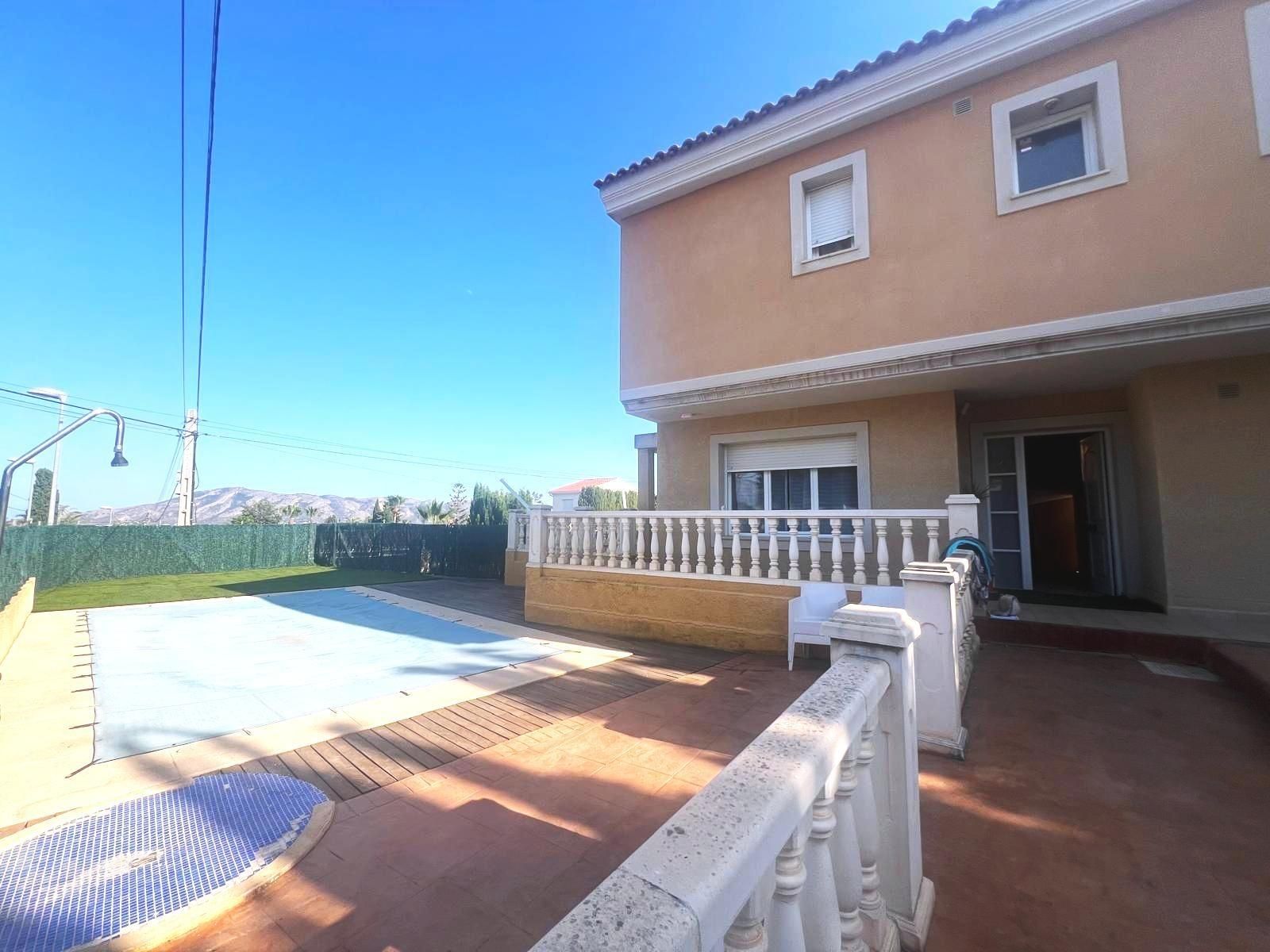Vista exterior de Casa adosada en venda en La Nucia amb Aire condicionat, Calefacció i Jardí privat