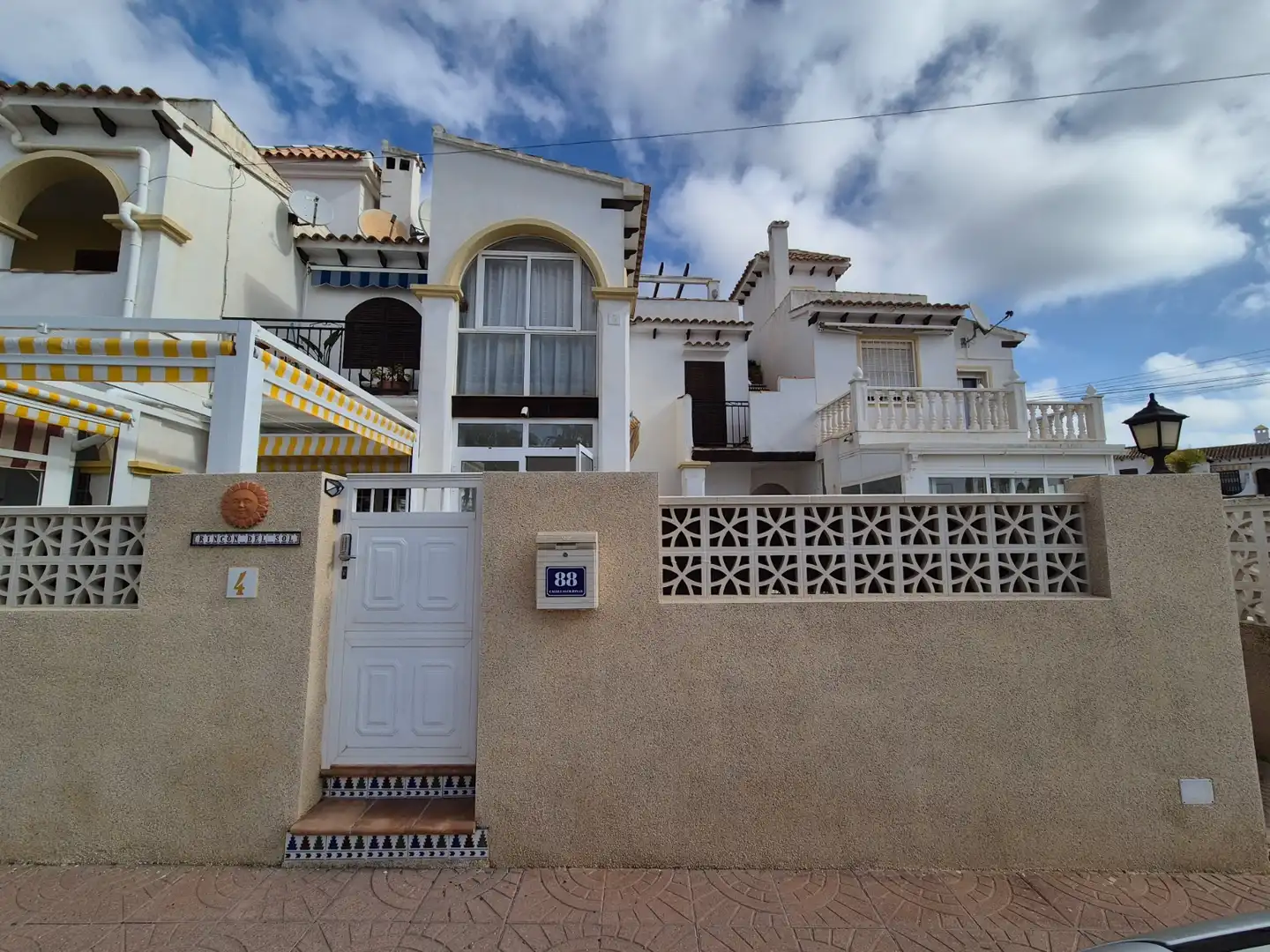 Vista exterior de Casa o chalet en venta en San Miguel de Salinas con Terraza y Piscina