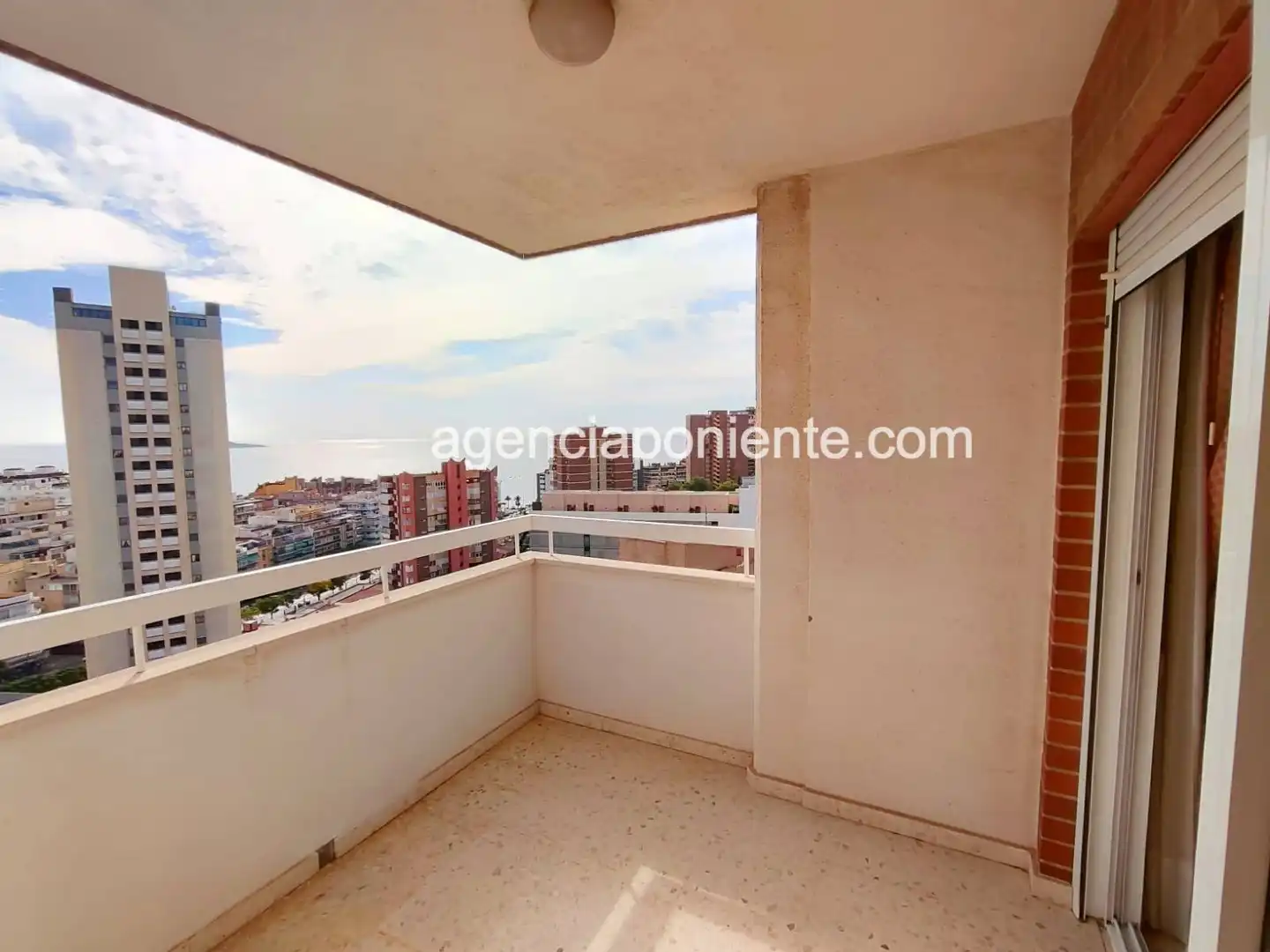 Habitación de Apartamento de alquiler en Benidorm con Aire acondicionado, Terraza y Amueblado