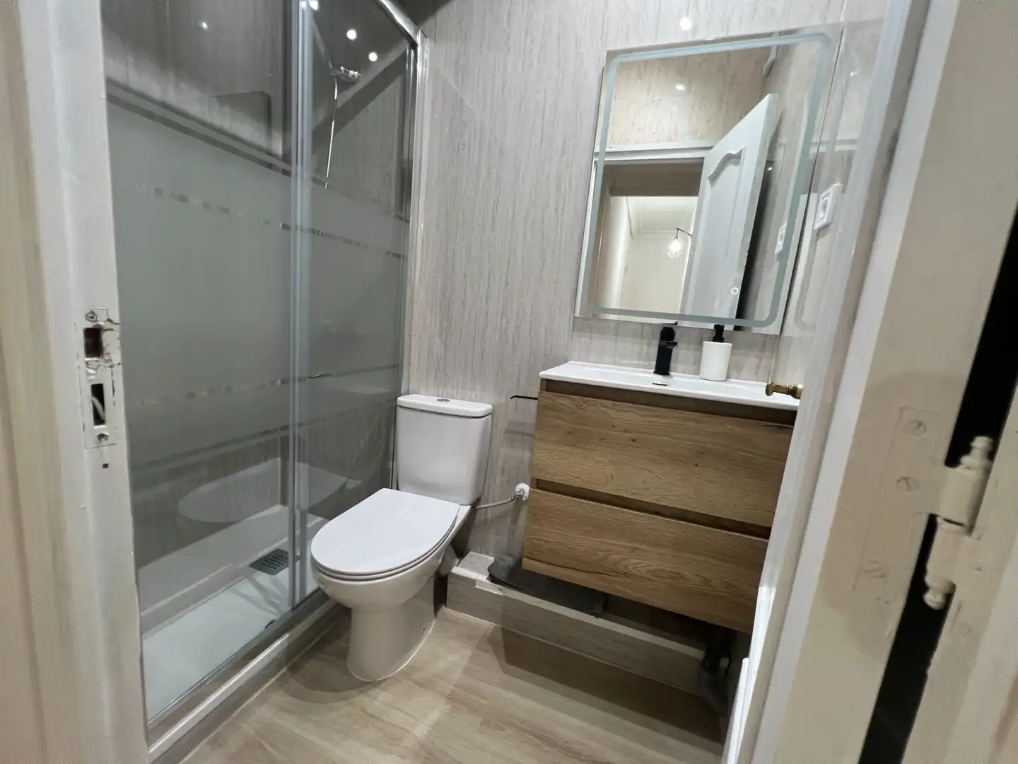 Bathroom of Flat for share in Madrid  with Heating, Furnished and Washing machine