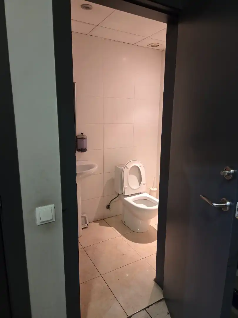 Badezimmer von Fabrikhallen zur Miete in Barcelona mit Heizung und Alarm