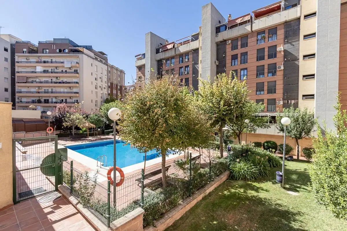 Außenansicht von Wohnung zum Verkauf in Granada mit Klimaanlage, Heizung und Gemeinschaftspool