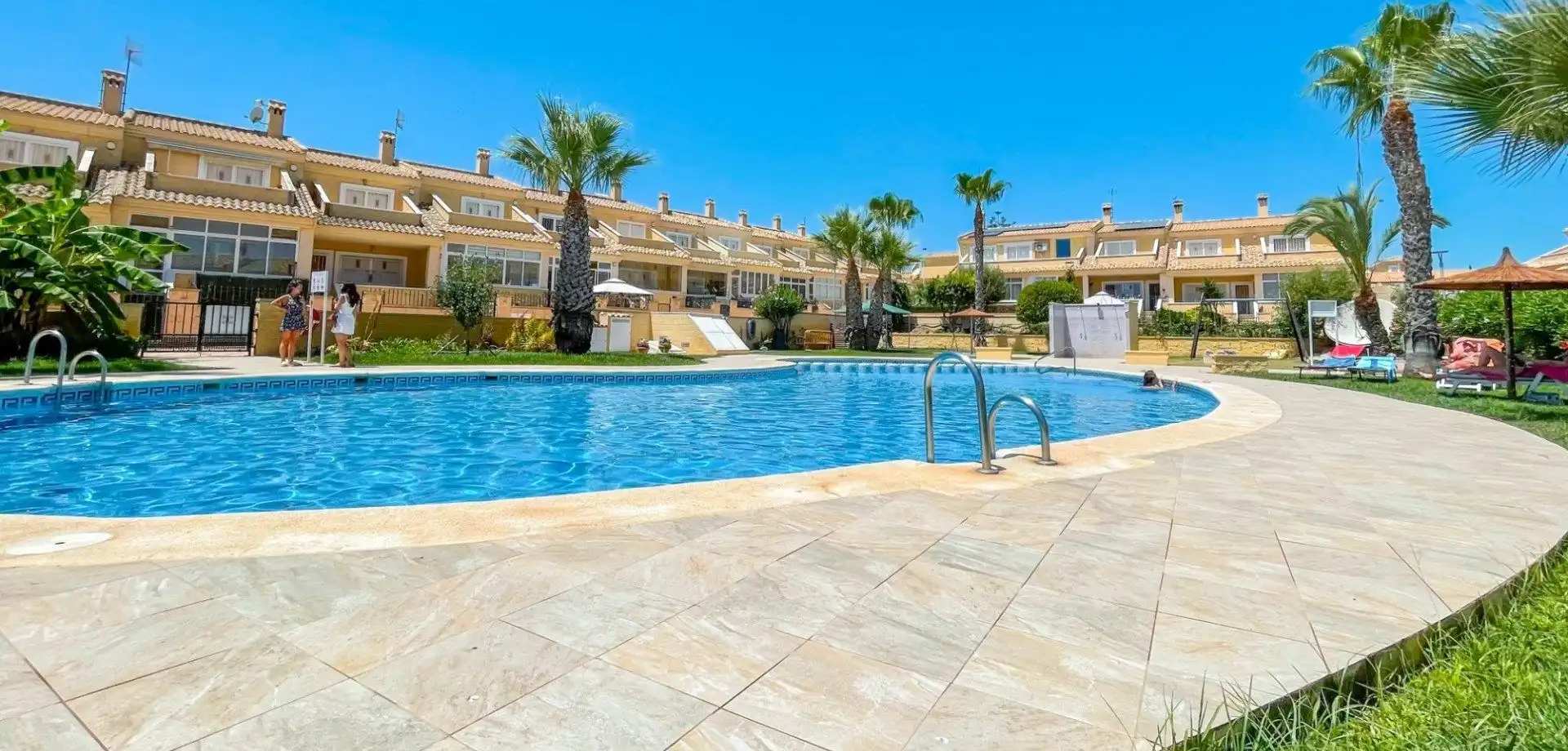Adosado con piscina en venta en Los Balcones - Los Altos