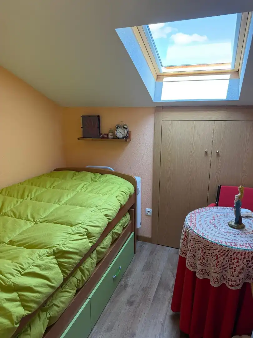 Habitación de Dúplex en venta en Navaluenga con Calefacción, Terraza y Amueblado