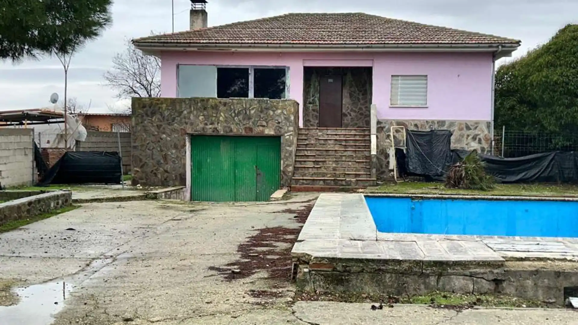 Vista exterior de Casa o chalet en venta en Yuncler con Jardín privado, Piscina y Amueblado