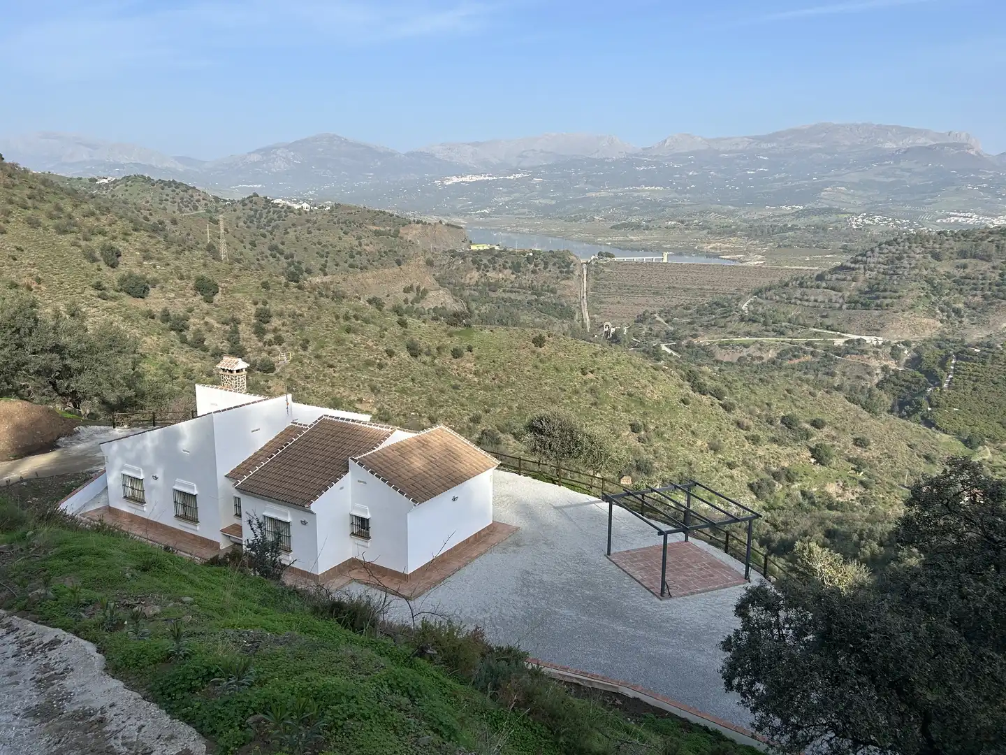 Vista exterior de Finca rústica en venta en Viñuela con Terraza, Piscina y Alarma