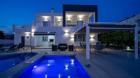 Villa independiente seminueva de lujo con parcela de 730 m2, dos plantas independientes, 4 dormitorios, piscina privada y jacuzzi, imatge 4