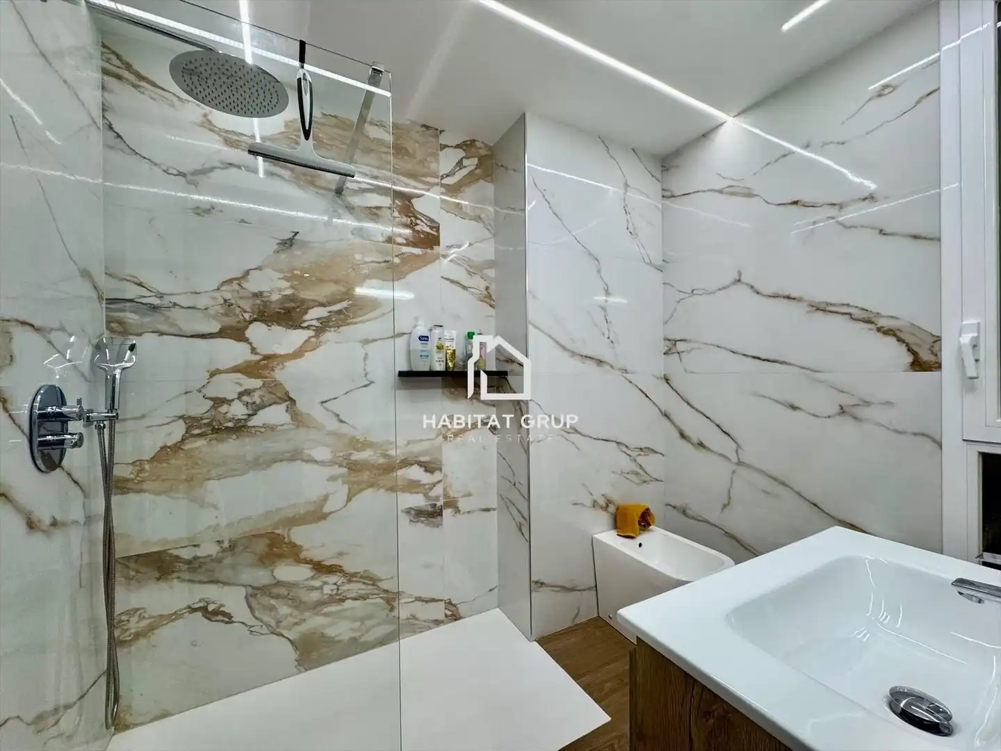 Bathroom of Flat for sale in Girona  with Air Conditioner, Heating and Private garden