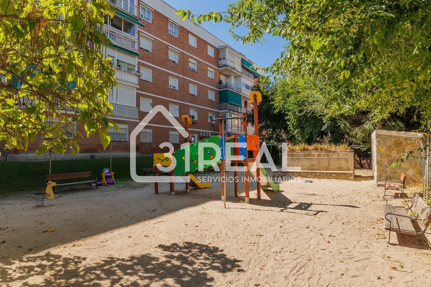 Vista exterior de Pis en venda en  Madrid Capital amb Jardí privat, Parquet i Piscina comunitària