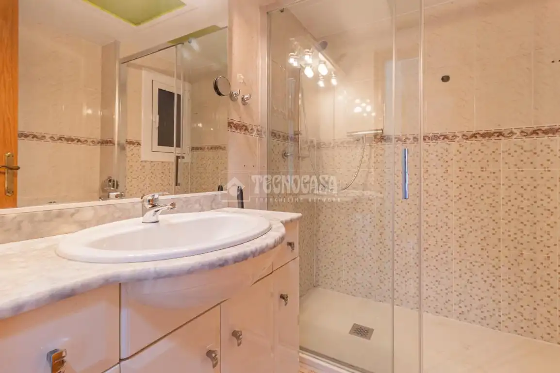 Bathroom of Attic for sale in Sant Cugat del Vallès  with Terrace and Balcony