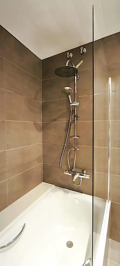 Badezimmer von Wohnung zum Verkauf in Badalona mit Klimaanlage, Heizung und Parkett