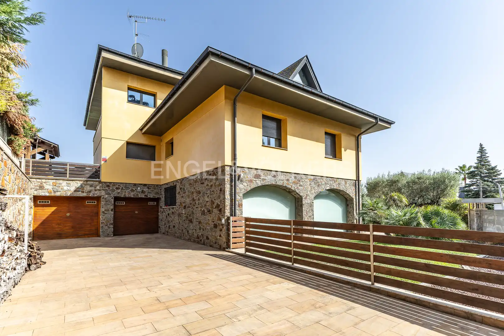 Vista exterior de Casa o chalet en venta en Canovelles con Aire acondicionado, Calefacción y Jardín privado