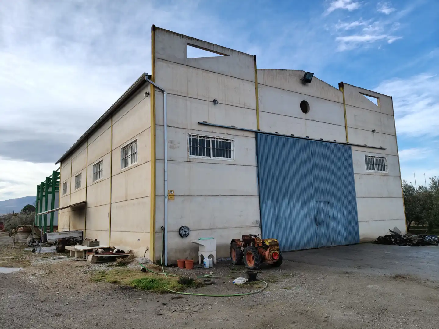Außenansicht von Fabrikhallen zum Verkauf in Baza