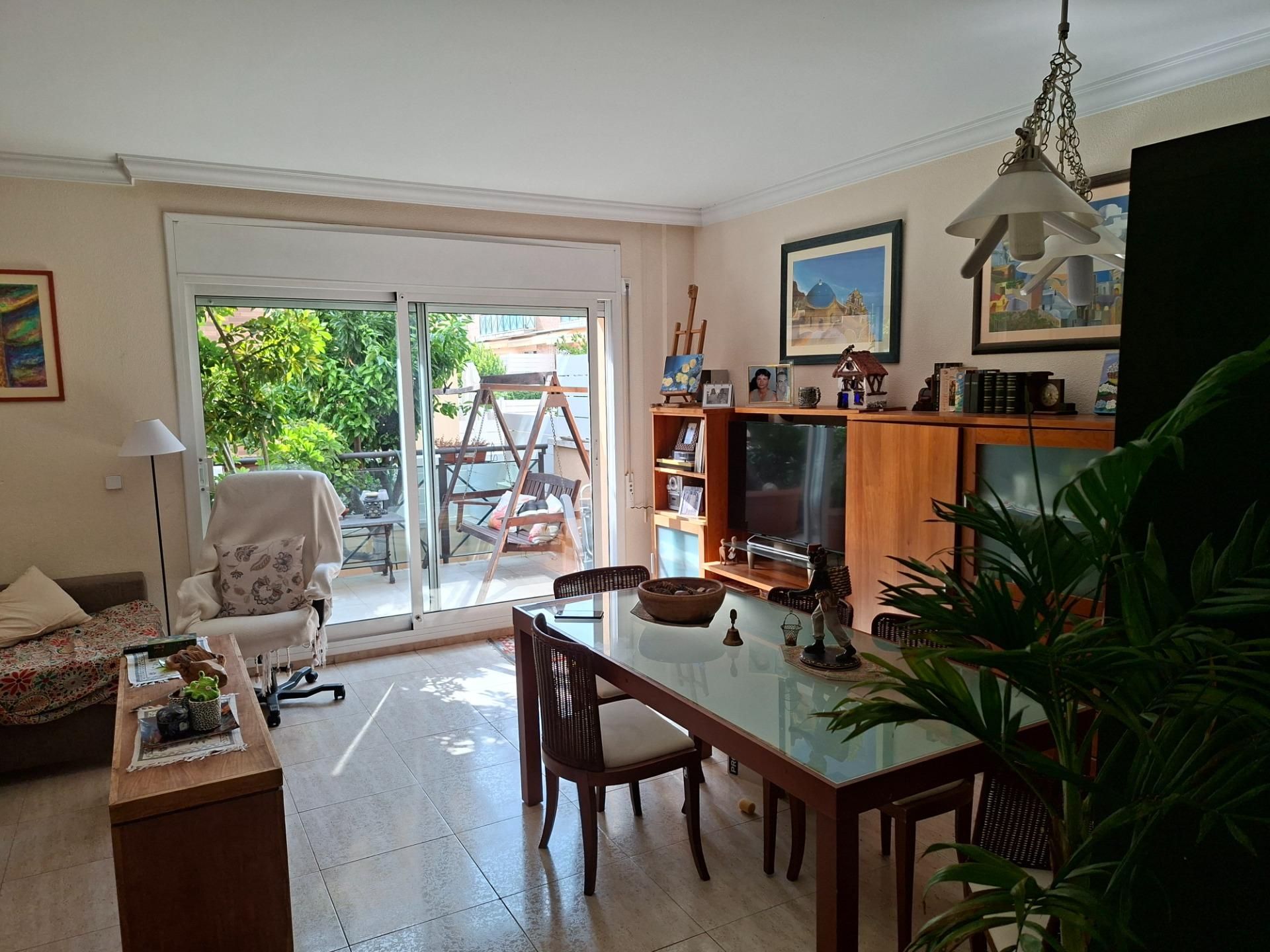 Sala d'estar de Casa adosada en venda en Calafell amb Aire condicionat, Calefacció i Jardí privat
