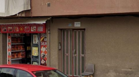 Se vende piso OKUPADO en Mossèn Aulet de Manlleu, Barcelona.