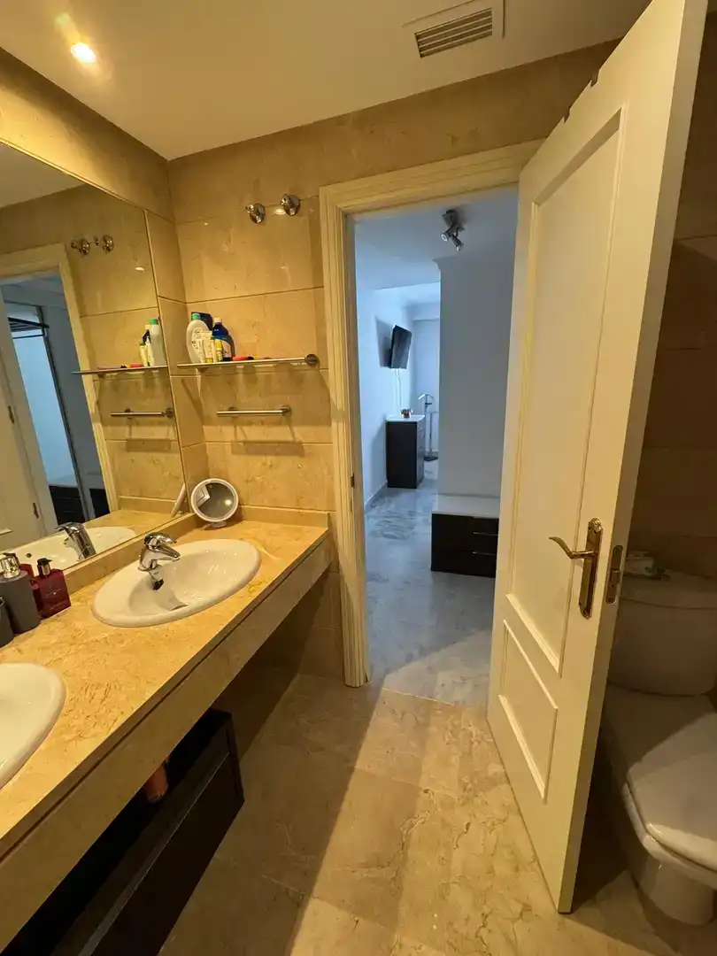 Badezimmer von Wohnungen zur Miete in Marbella mit Klimaanlage, Schwimmbad und Balkon