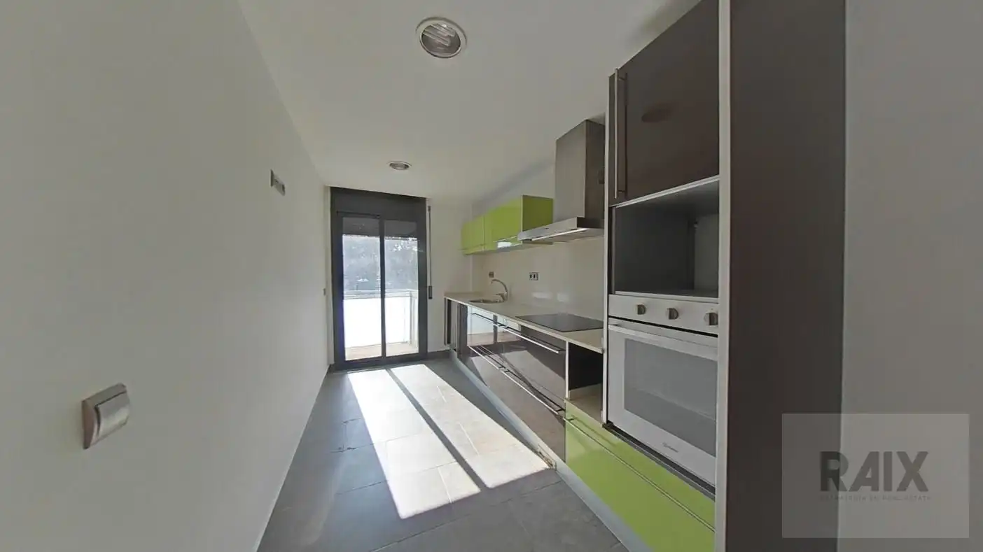 Cuina de Dúplex en venda en L'Hospitalet de Llobregat amb Aire condicionat, Calefacció i Terrassa