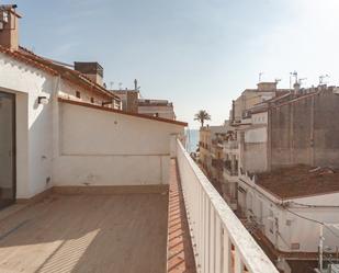 Vista exterior de Àtic de lloguer en Sitges amb Aire condicionat, Terrassa i Moblat