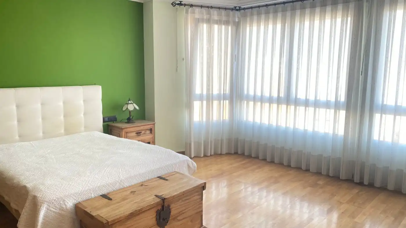 Schlafzimmer von Dachboden zum Verkauf in Silla mit Klimaanlage, Heizung und Parkett