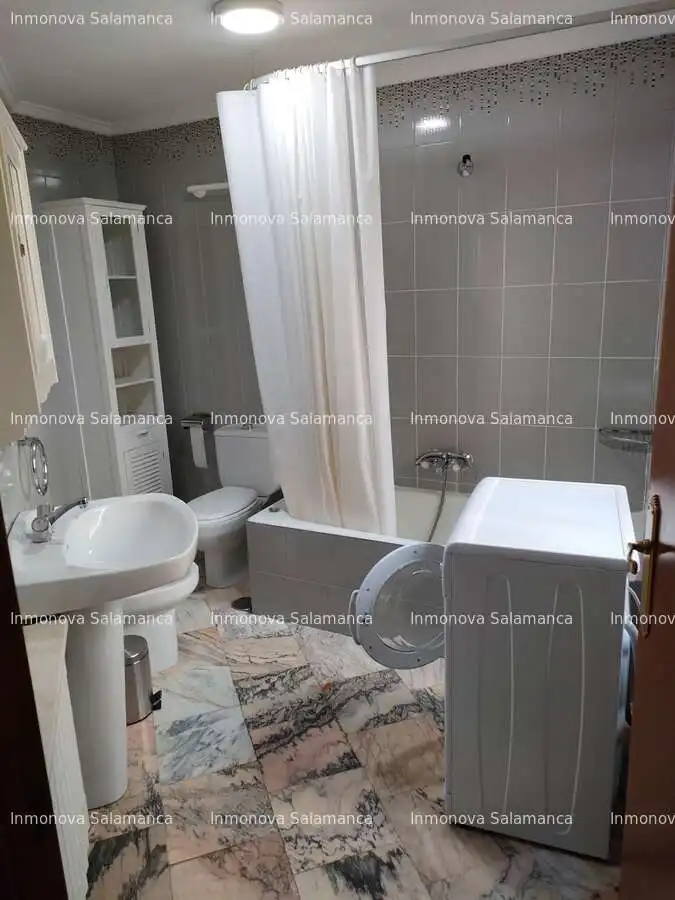 Bany de Apartament de lloguer en Salamanca amb Calefacció, Terrassa i Moblat