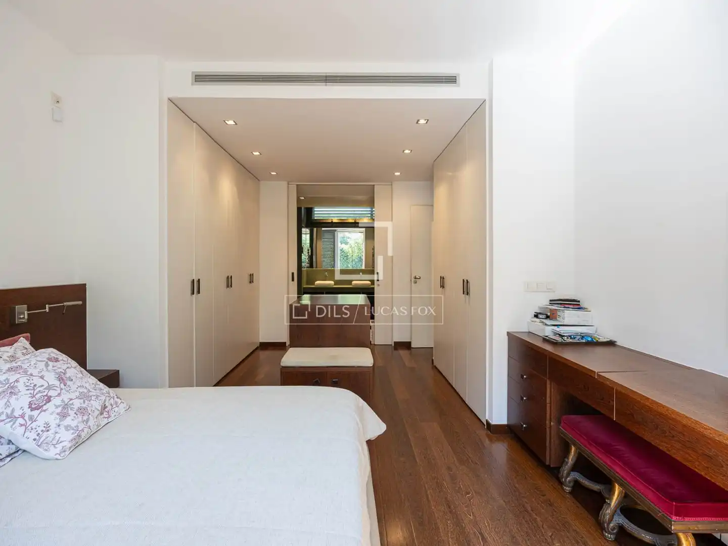 Dormitori de Casa o xalet en venda en Barcelona amb Aire condicionat, Calefacció i Jardí privat