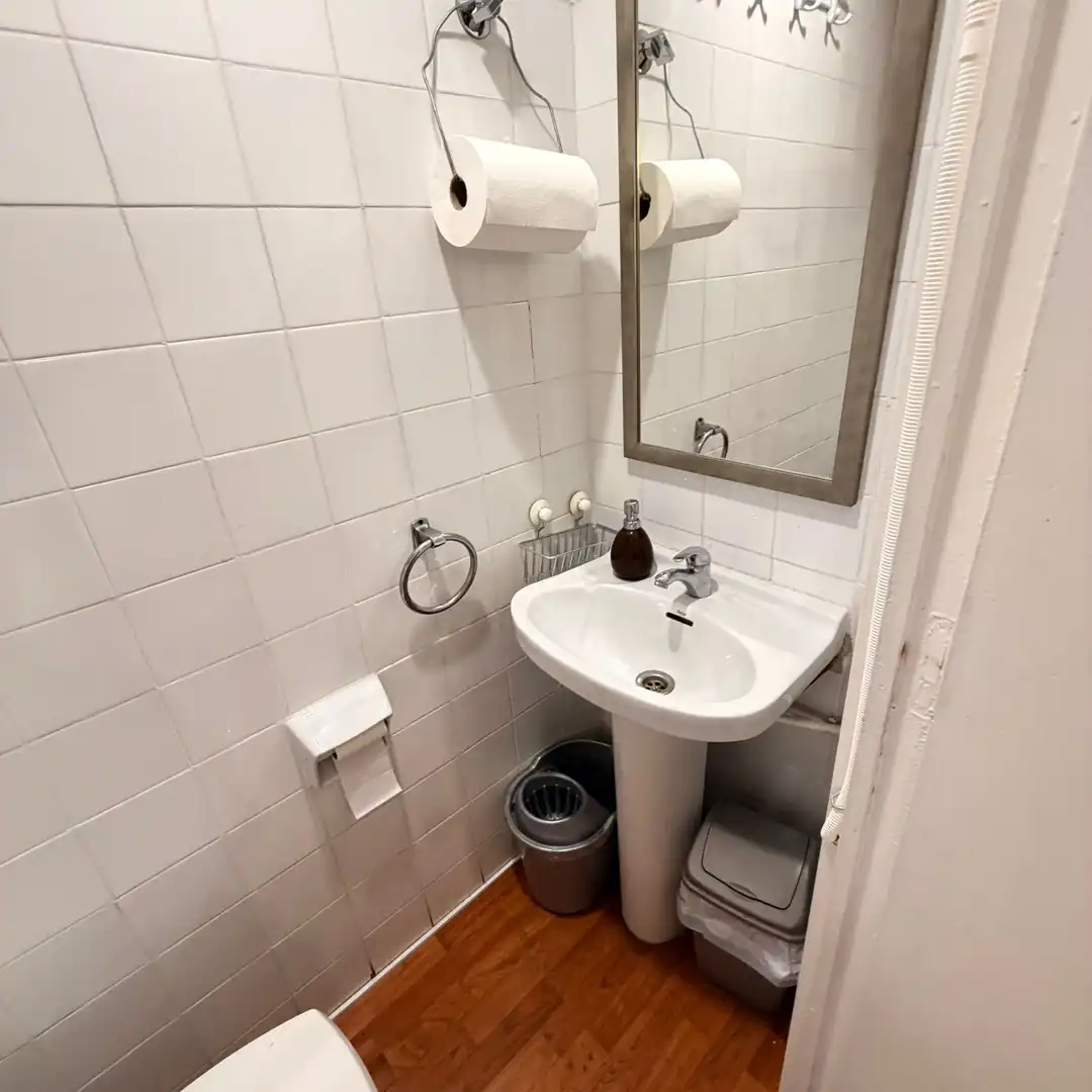 Baño de Local en traspaso en Barcelona con Aire acondicionado, Amueblado y Alarma