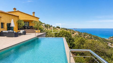 Propiedad de dos casas independientes, con vistas al mar, piscina, pista de tenis y licencia turística en venta en Sa Riera, image 2
