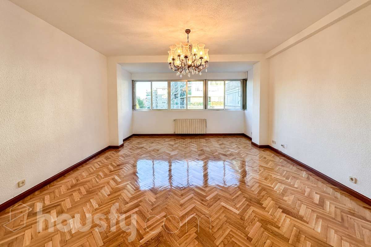 Sala d'estar de Pis en venda en  Madrid Capital amb Parquet i Traster
