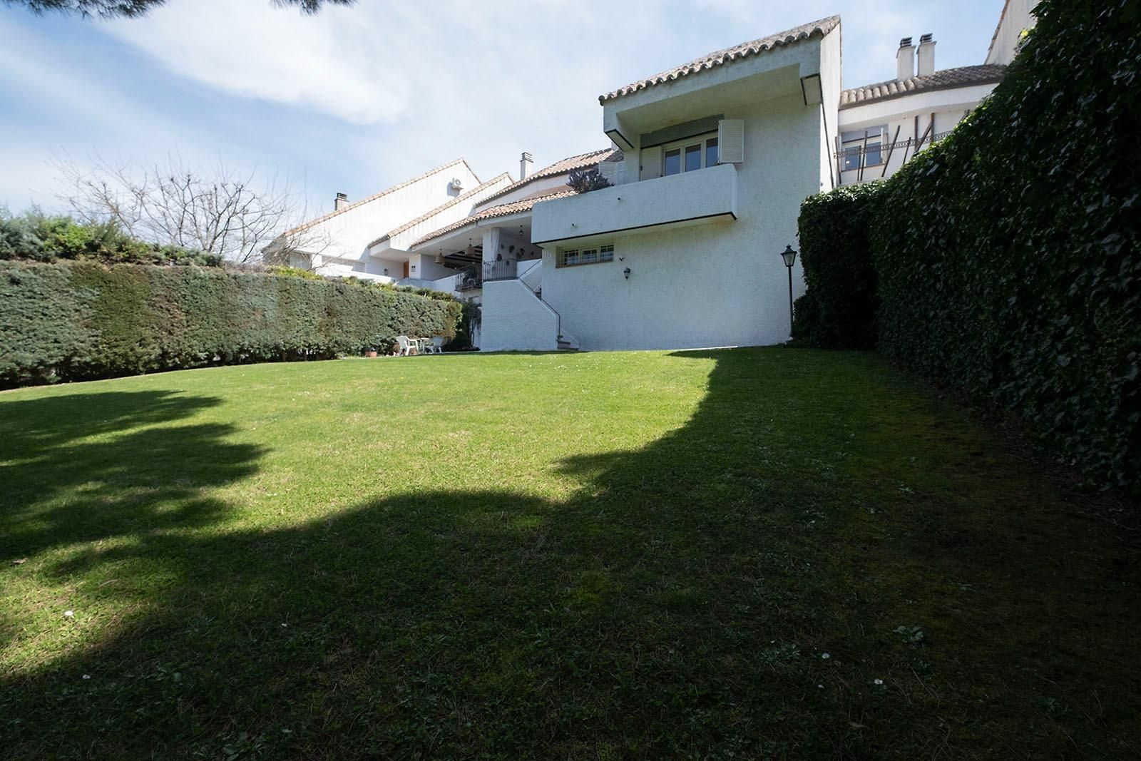 Jardí de Casa adosada en venda en Las Rozas de Madrid amb Aire condicionat, Calefacció i Jardí privat