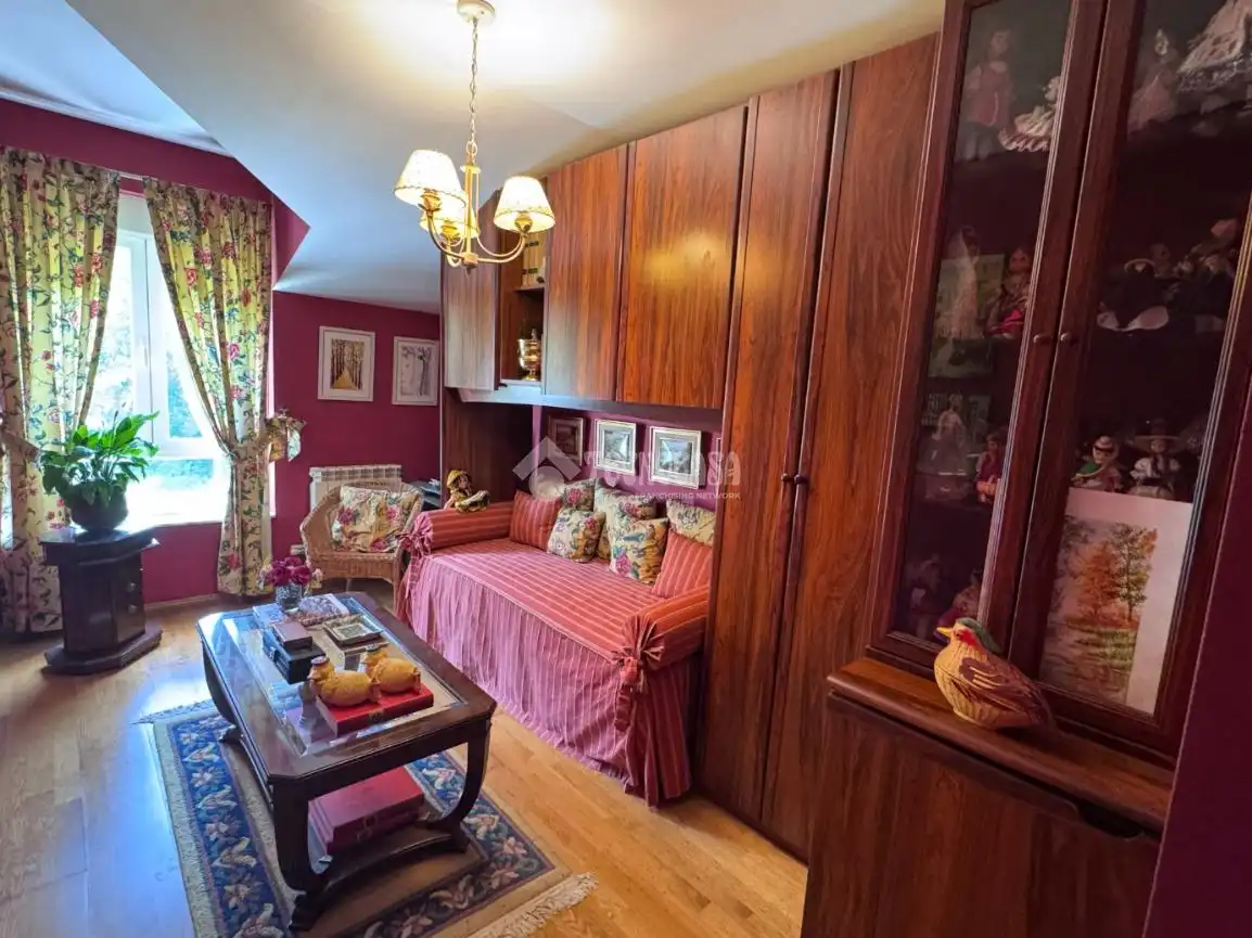 Sala de estar de Casa adosada en venta en Valdefresno con Calefacción, Parquet y Piscina comunitaria