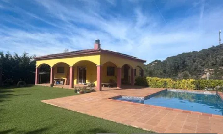 Vista exterior de Casa o xalet de lloguer en Lloret de Mar amb Aire condicionat, Jardí privat i Piscina