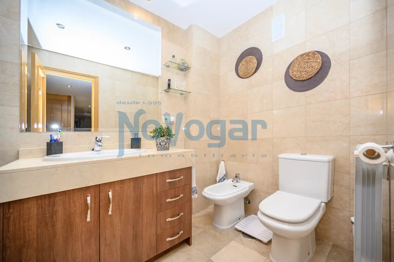 Bathroom of Flat for sale in Móstoles  with Air Conditioner, Heating and Parquet flooring