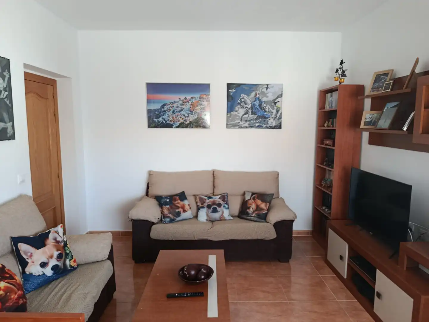 Sala d'estar de Casa adosada en venda en Mota del Cuervo amb Calefacció, Terrassa i Moblat