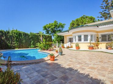Villa avec piscine à vendre à Calle salvador de madariaga 39