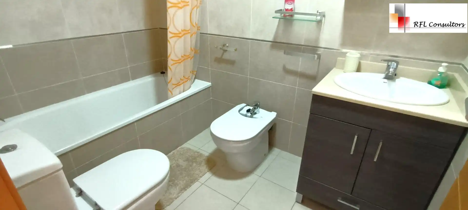 Badezimmer von Erdgeschoss zur Miete in Torreblanca mit Privatgarten, Terrasse und Möbliert