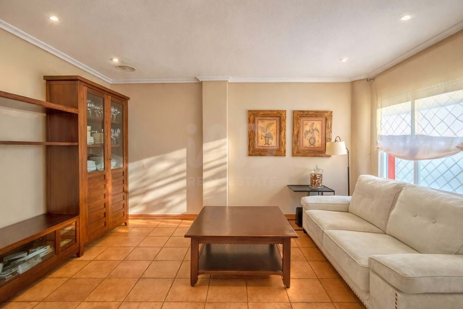 Sala d'estar de Casa adosada en venda en Alicante / Alacant amb Aire condicionat, Calefacció i Piscina