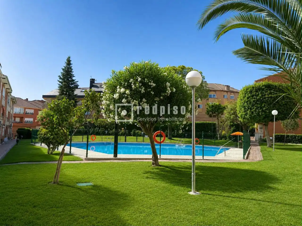 Pis amb piscina en venda a Casa Amarilla