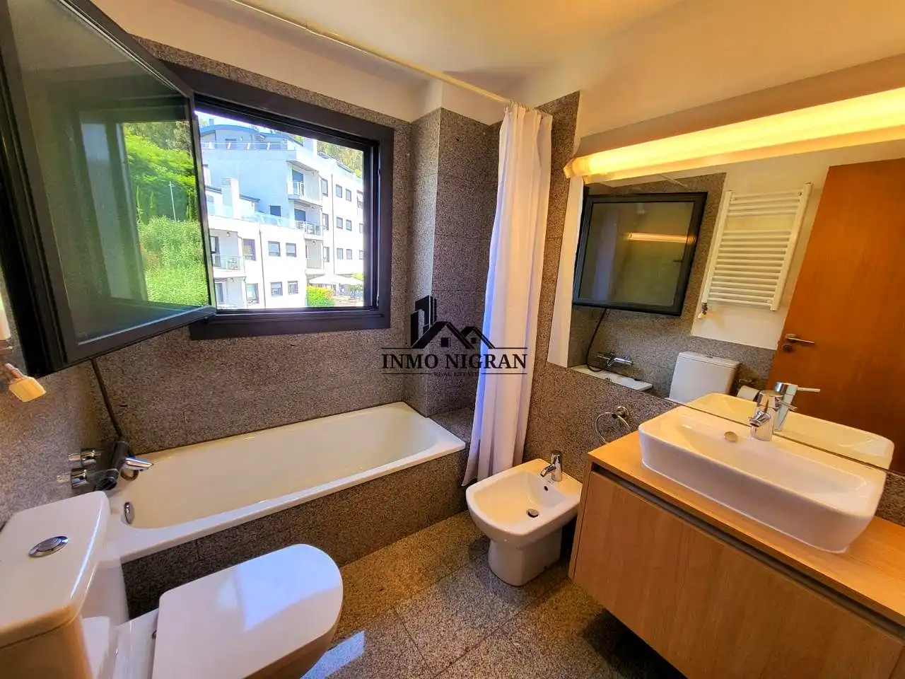 Baño de Piso en venta en Baiona con Calefacción, Trastero y Amueblado