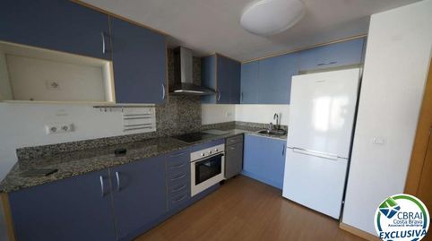 e vende ático de una habitación con bodega y plaza de aparcamiento privada en Roses., Bild 2