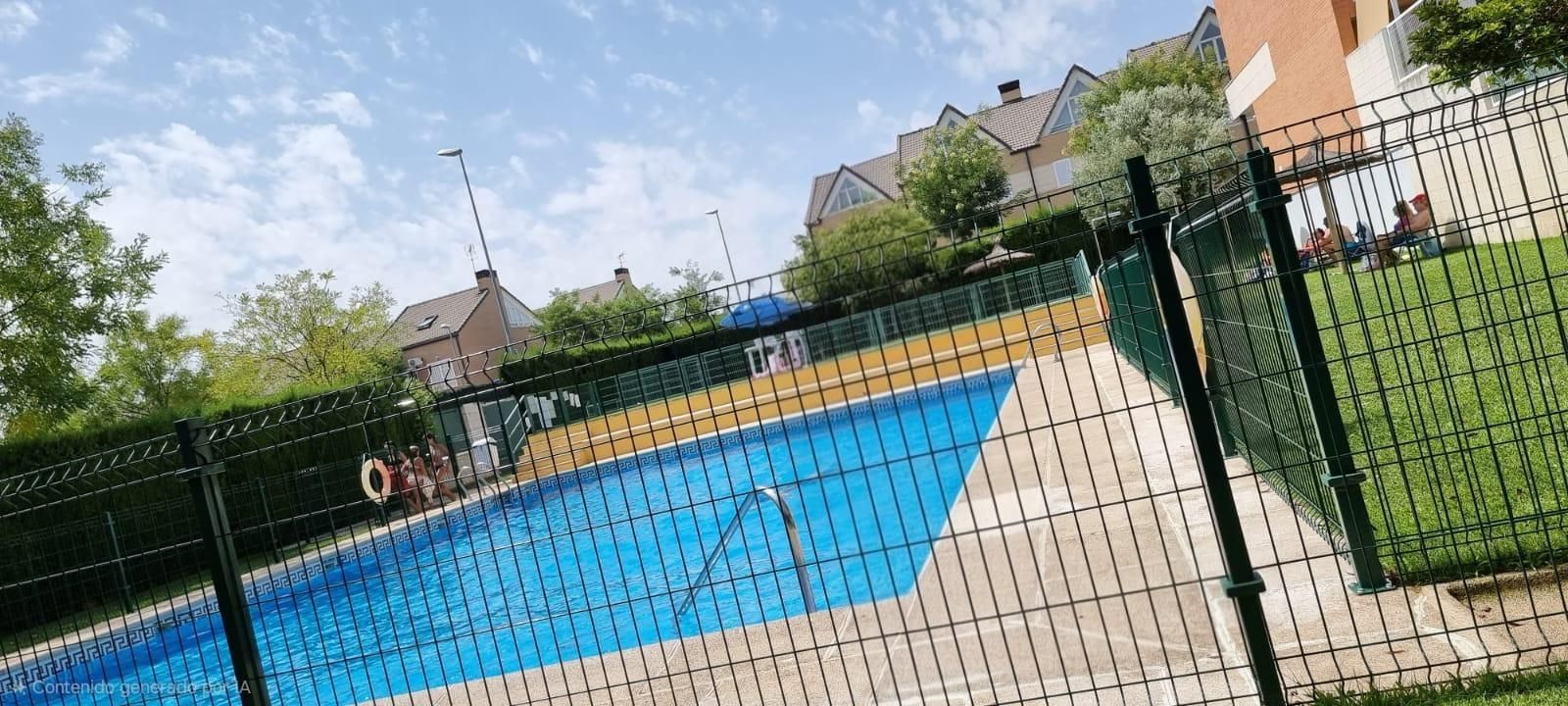 Piscina de Casa adosada en venta en Valdemoro con Aire acondicionado, Calefacción y Jardín privado