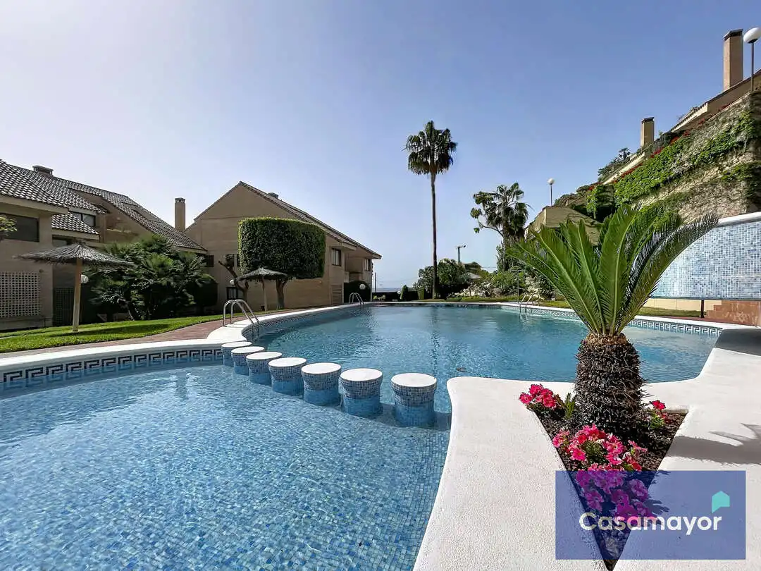 Piscina de Casa adosada en venda en Alicante / Alacant amb Aire condicionat, Calefacció i Jardí privat