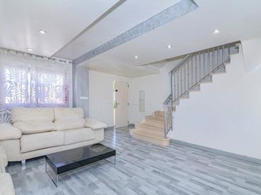 Casa aparellada amb balcó en venda a Jun